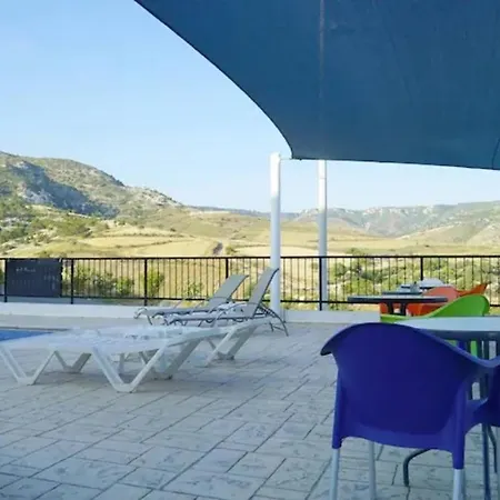Panoramic Holidays Apartment *